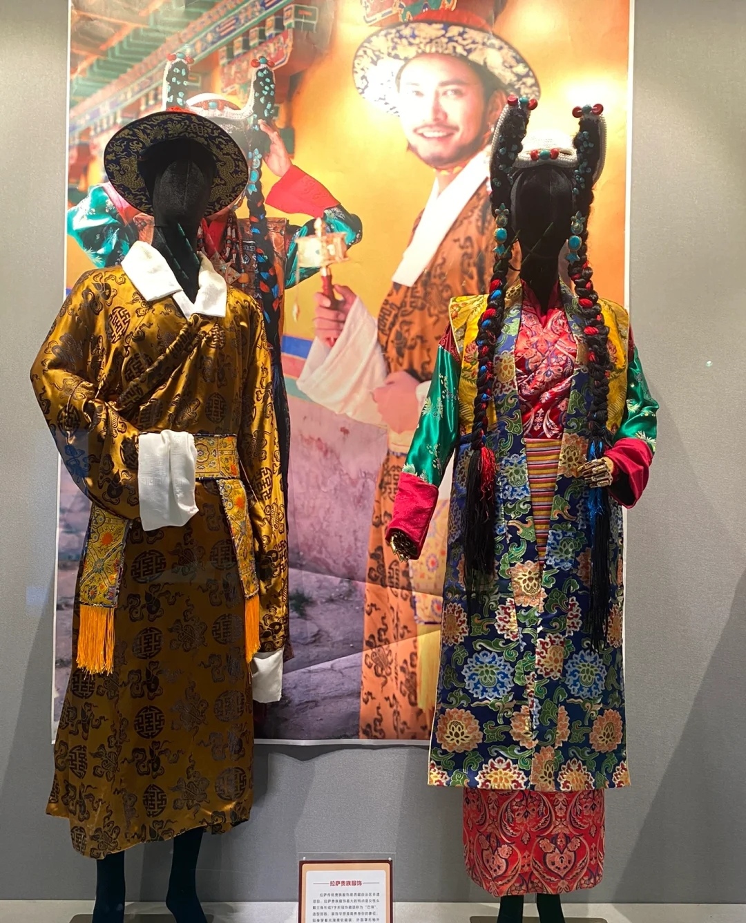 拉萨体验西藏不同地区女孩的美每个地区都有自己传统的服饰西藏有拉萨